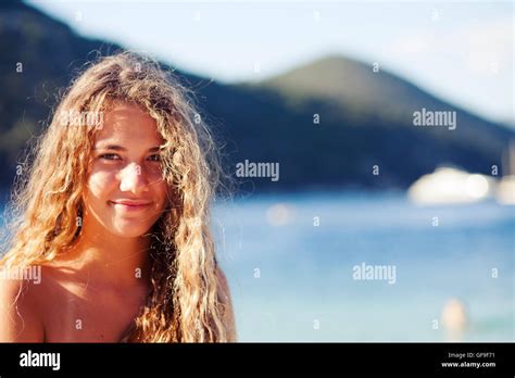 belle jeune femme au bord de la mer plage d antisamos kefalonia îles ioniennes grèce photo