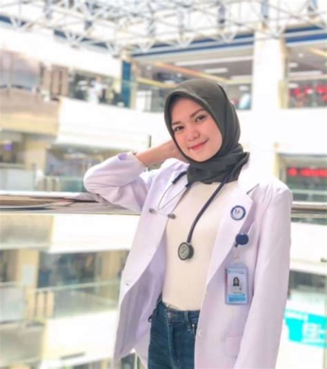 Potret Cantik Karina Dinda Lestari Sosok Dokter Sekaligus Istri Polisi Yang Viral Kepergok