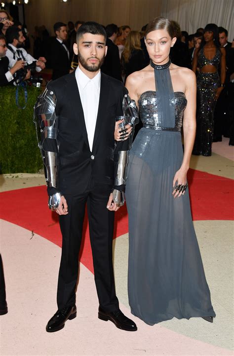 Gigi hadid and zayn malik have made their relationship red carpet official at the metropolitan museum of art's costume institute gala in new gigi, 21, stunned in a gorgeous gray custom tommy hilfiger gown. Bella And Gigi Hadid Height : Immeasurable Love Celebrity ...