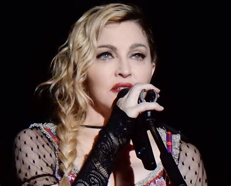 Madonnas Topless Mirror Selfie After Her Knee Surgery Pagalparrot