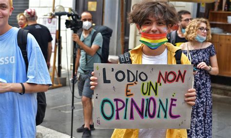Primo via libera della camera al ddl zan per il contrasto della. Roma, presidio LGBT*QIAP+: "La legge Zan è solo l'inizio ...