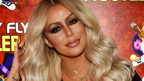 Singer Aubrey Oday Accuses Us Flight Attendant Of Making Her Take Off