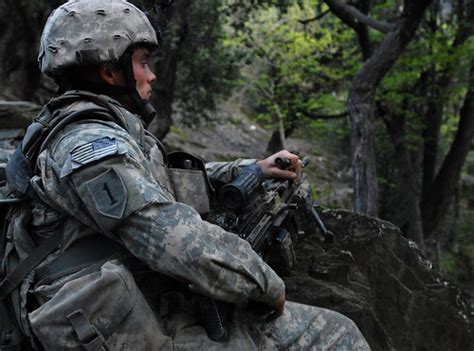 Soldiers Patrol Korengal Valley Pfc Michael Stroup A Bal Flickr