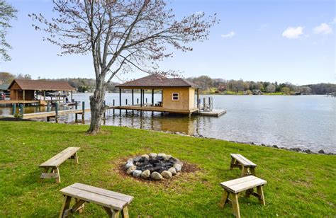 Our area boasts natural beauty from waters and woods to the blue ridge mountains. Premier Vacation Rentals @ Smith Mountain Lake (Huddleston ...