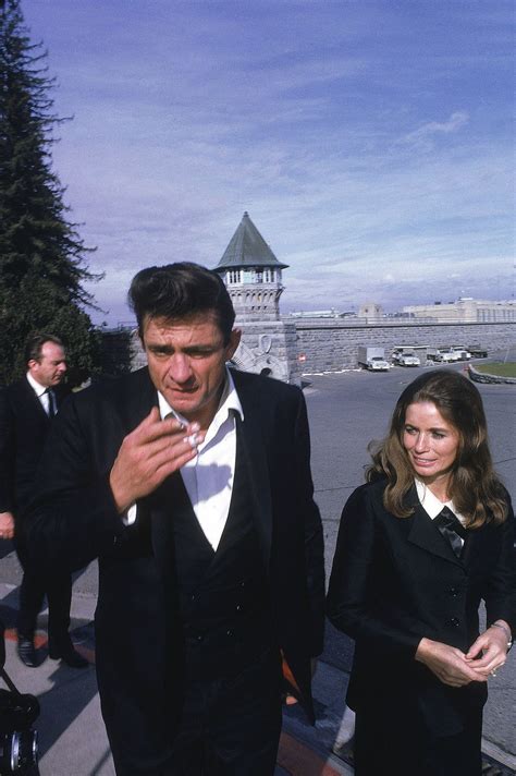 E it takes a ring of keys to move here at folsom, a b7 e but the door to the house of god is never locked. Photos Of Johnny Cash And June Carter At Folsom Prison