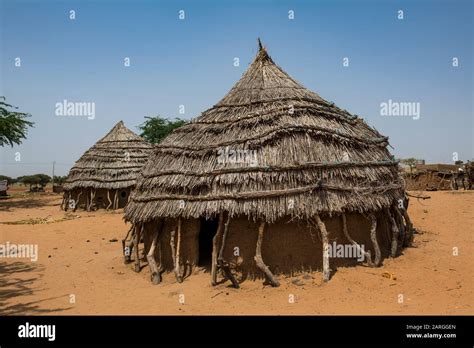 Niger Hut Hi Res Stock Photography And Images Alamy