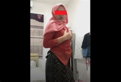 Bikin Penasaran Kini Muncul Video Kebaya Merah Versi Wanita Berhijab Viral Di Doodstream Fajar
