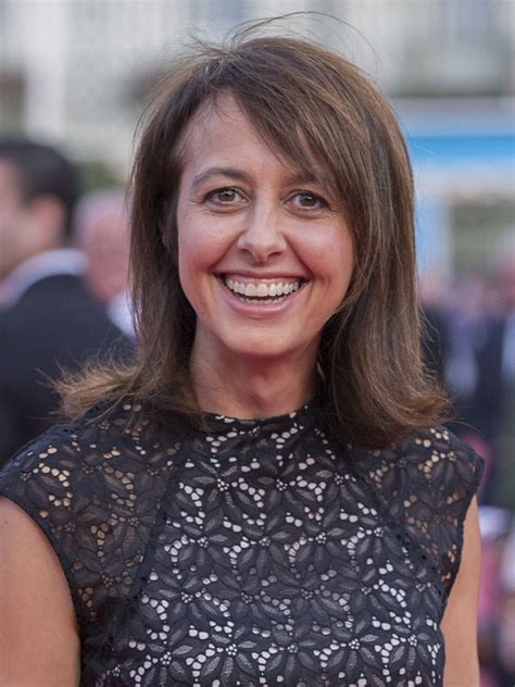 Yasmina reza choisit le récit policier pour mener une enquête à la fois drôle et profonde sur nos existences ordinaires. Valérie Bonneton - AlloCiné