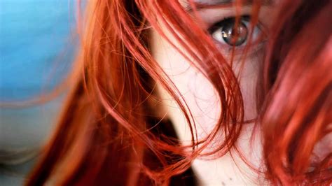 обои лицо женщины Рыжая модель глубина резкости длинные волосы голубые глаза Красный