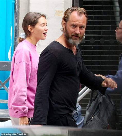 Jude Law 47 Steps Out With Daughter Iris 19 Daily Mail Online