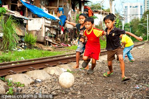 Juega un partido con los niños de su barrio. Imagen De Niños Jugando Futbol En El Barrio - niño jugando ...