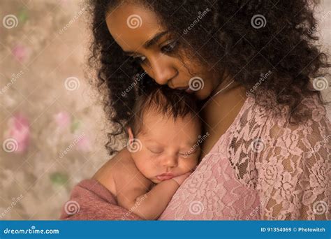 Madre Africana Hermosa Que Besa A Su Bebé Imagen De Archivo Imagen De