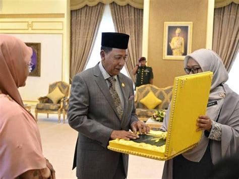 Jata kebawah duli yang maha mulia sultan kedah سلطان قدح. Sultan Kedah dipersembahkan Enakmen Lembaga Maktab Mahmud ...