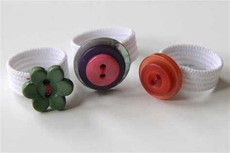 22 idées très créatives avec des boutons. DIY : des bagues avec des boutons et de l'élastique ...