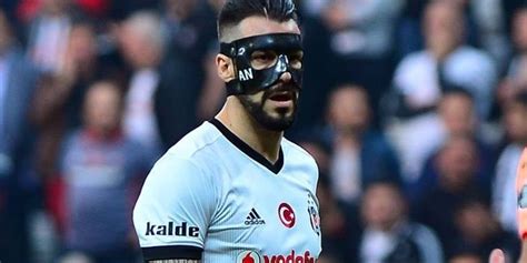 Gece karanlığında çakan şimşek temalı pankarta bak. Negredo, maskeyle oynadı!