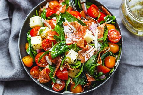 Summertime salad featuring fresh raspberries, blueberries, spinach and goat cheese. Spinach Salad Recipe with Mozzarella, Tomato & Pepperoni - Spinach Salad Recipe — Eatwell101
