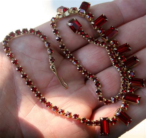Beautiful Vintage Weiss Red Rhinestone Necklace Costume Jewelry