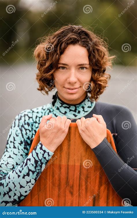 Portrait Dune Jolie Femme Souriante Qui Tient Le Wakeboard Par Ses Mains Photo Stock Image