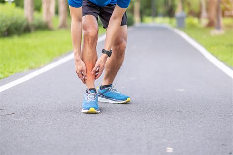 Lakilaki Dewasa Muda Dengan Nyeri Ototnya Selama Berlari Pelari Pria