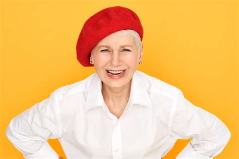 Belle élégante Femme Européenne Mature Portant Une Chemise Blanche Et Un Chapeau Rouge Ouvrant