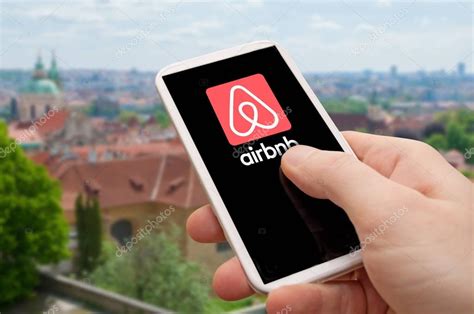Download from thousands of premium airbnb stock photos by megapixl. Airbnb - za pomocą aplikacji mobilnej - Zdjęcie stockowe ...