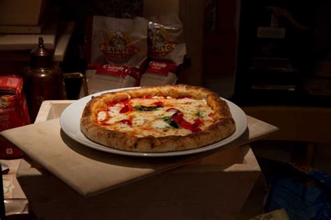 L'impasto di sorbillo vi permetterà di avere una pizza fatta in casa con un cornicione croccate, ben alveolata, leggera, come (quasi!) essere in pizzeria. Pizza fatta in casa: ricetta di Gino Sorbillo con impasto ...