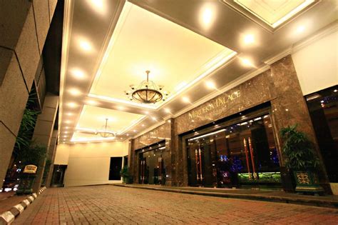 The mall is located on top of a land which used to house a apart from it's prime location, plaza merdeka also revives the older part of kuching which has since been lacking in more modern architecture. Merdeka Palace Hotel & Suites, Kuching - Booking Deals ...