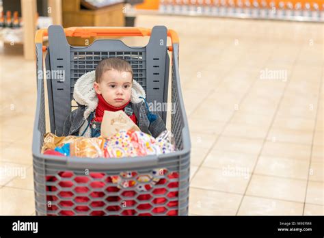 Niño De 2 Años En Un Supermercado Sentada En Un Carrito Lleno De