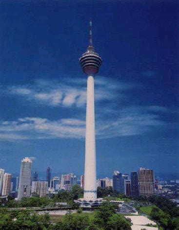 The kl tower is a 421m high telecommunications and broadcasting tower which actually appears to be taller than the petronas towers, because it is built on a hill. Budget Hotel in Kuala lumpur: Kuala Lumpur Tower