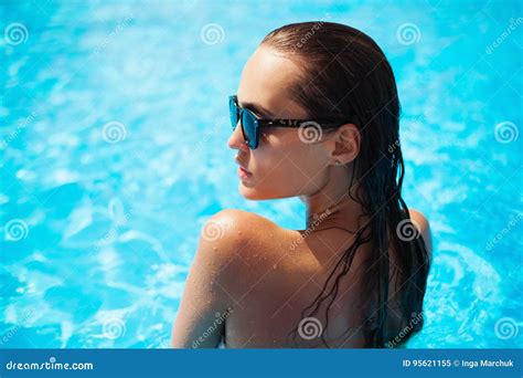 Mooi Model In Een Zwembad Stock Afbeelding Image Of Huid