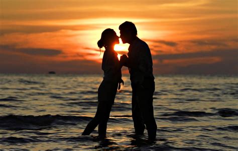 Обои море любовь закат поцелуй пара Love Sunset People Kiss