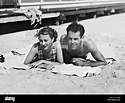 Henry Fonda mit seiner Verlobten Frances Seymour Brokaw am Strand, 1936 ...