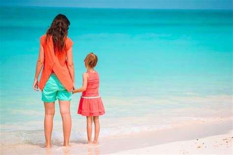 Hermosa Madre E Hija En La Playa Caribeña Disfrutando De Las Vacaciones