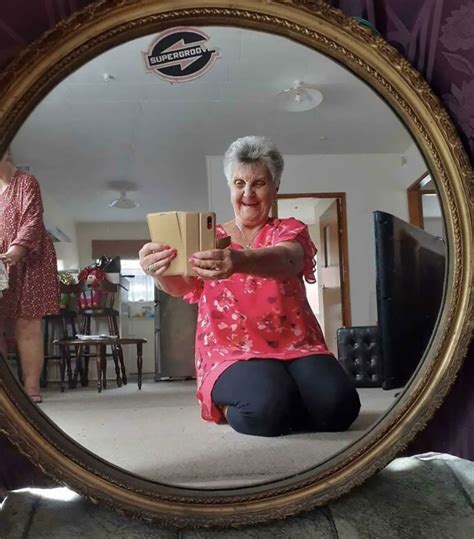 40 Times People Tried To Sell Mirrors And The Photos They Took Showed