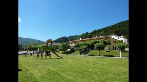 Camino privado con vistas al monte. Quinto Real Casa Rural Grande en Navarra - YouTube