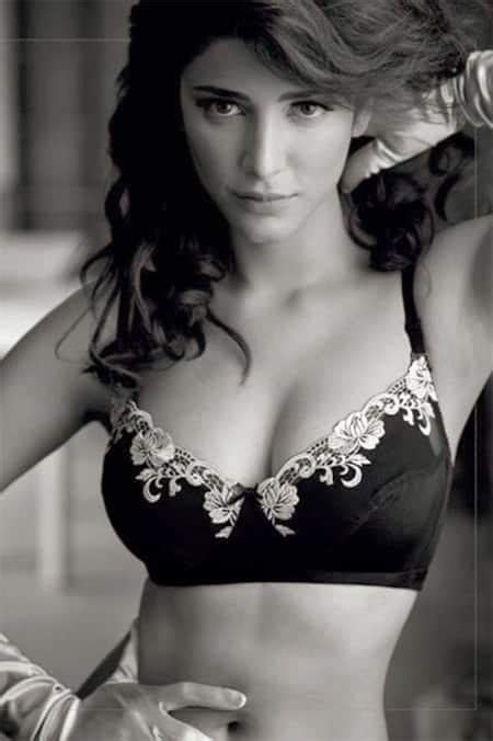 shruti haasan bikini look bollywood actress posing hot her bikini look