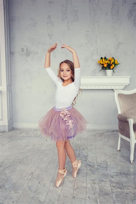 Una Niña Linda Está Bailando Como Una Bailarina Foto De Archivo