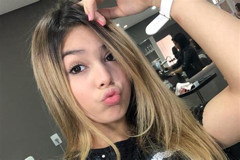 Mc Melody volta a causar polêmica ao publicar foto com poses mais sensuais que crianças da sua