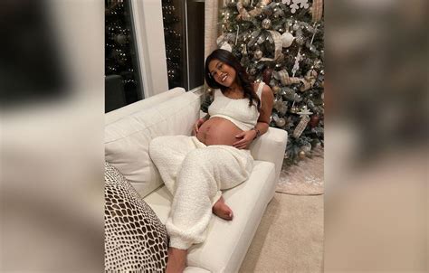 Chris Browns Baby Mama Shows Off Belly As Due Date Nears