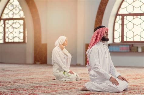 穆斯林男子和婦女祈禱在清真寺一起的阿拉 照片檔及更多 伊斯蘭教 照片 伊斯蘭教 情侶 日落 Istock