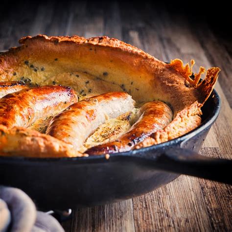Here's our delicious vegan toad in the hole recipe… there's something extremely comforting about sausages cooked with batter and swimming. Skillet Toad in the Hole | Krumpli