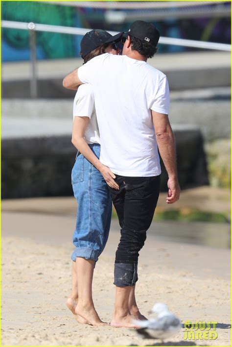Photo Rose Byrne Bobby Cannavale Pack On Pda Beach 04 Photo 4550915 Just Jared