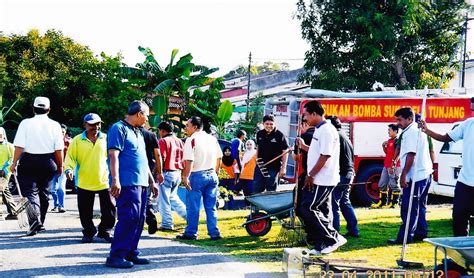 Lebih rumit, masyarakat di malaysia terdiri daripada masyarakat berbilang kaum. Amalan gotong royong dapat mewujudkan-mengeratkan hubungan ...