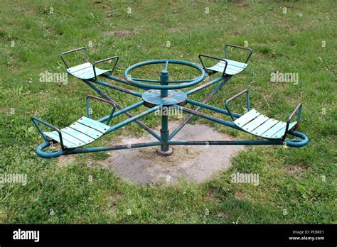 Outdoor Public Playground Equipment Vintage Metal Merry Go Round With