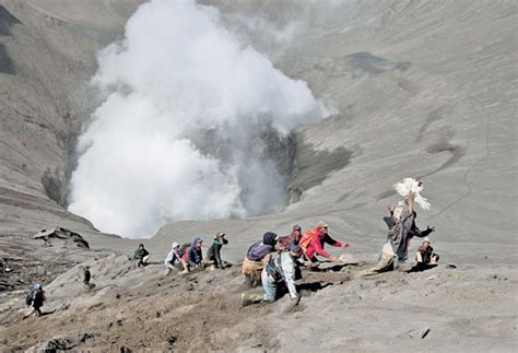 An Offering To Appease The Gods On Mount Bromo The Independent