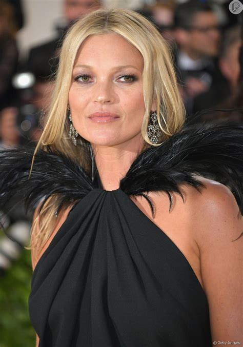 Kate Moss Usa Vestido Saint Laurent Com Detalhes Em Plumas No Met Gala