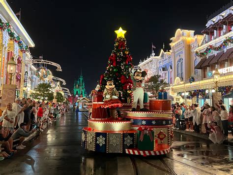 Photos Video Mickey’s Once Upon A Christmastime Parade At Mickey S Very Merry Christmas Party