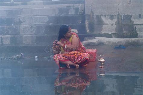 Mujer India Que Toma El Baño Ritual En El Río El Ganges En La Mañana De Niebla Fría Del Invierno