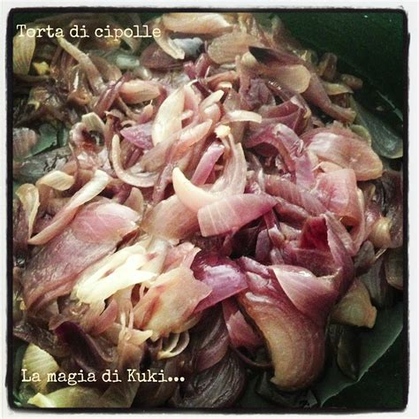 La ricetta della torta rustica di cipolle, uno sfizioso piatto unico ideale da servire a spicchi come antipasto in occasione di una festicciola tra amici o un buffet in piedi. La magia di Kuki: Crostata di cipolle