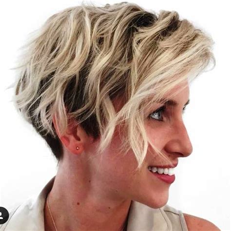 Cute black pixie with side bangs. 20 Edgy Ways to Jazz Up Your Short Hair with Highlights
